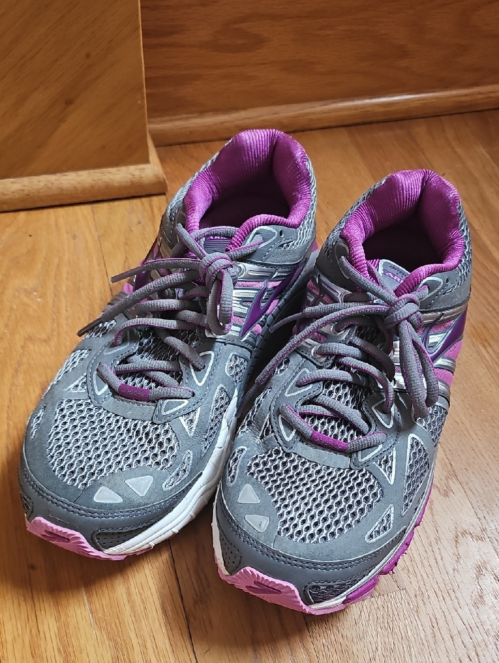 9.5 Wide: Brooks Grey and Purple Women's Athletic Running Shoes